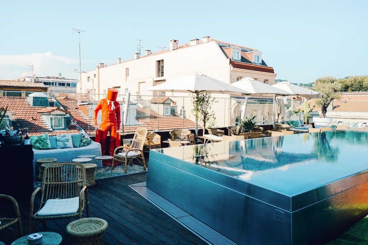 Lounge bar by Le Roof