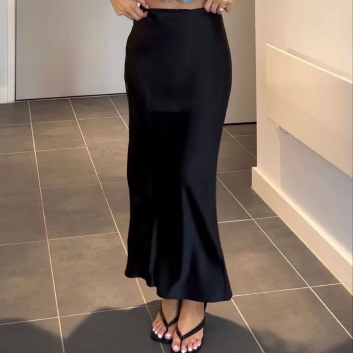 Falda negra de satin + sandalias de tiras y tacón