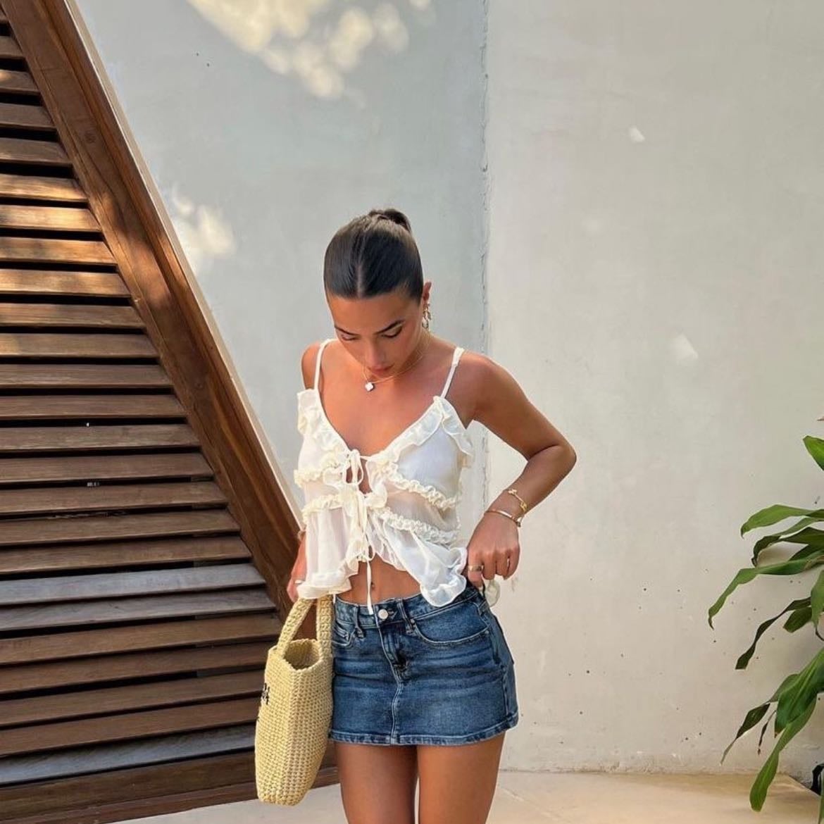 Blusa blanca de olanes + falda de mezclilla