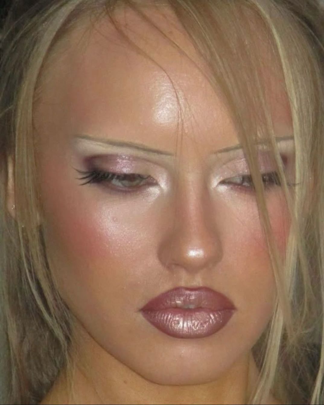 shiny lipstick matching the eyes
