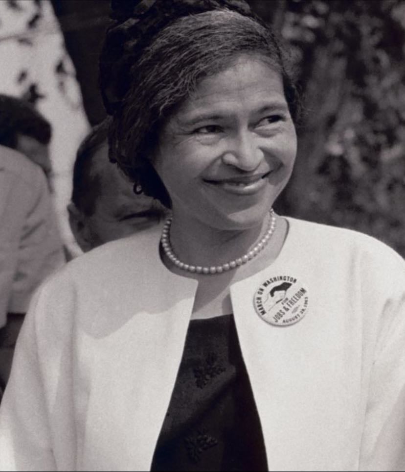 ROSA PARKS - Une femme au courage immense,
debout dans l’Histoire.
Par un simple refus,
elle a fait changer tout un peuple.