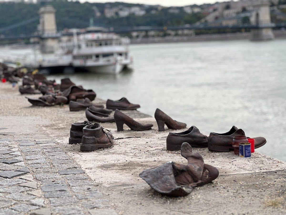 Zapatos en la Orilla del Danubio