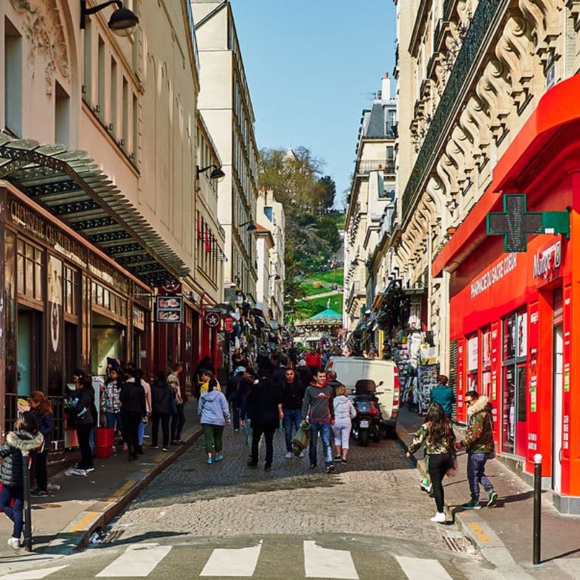 Rue de Steinkerque - Calle llena de tiendas de souvenirs