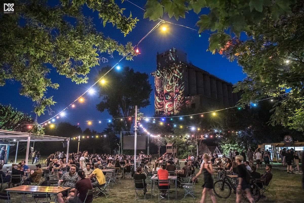 Dürer Kert - Auditorio y discoteca de rock, indie y electrónica, con un jardín con hamacas y petanca.