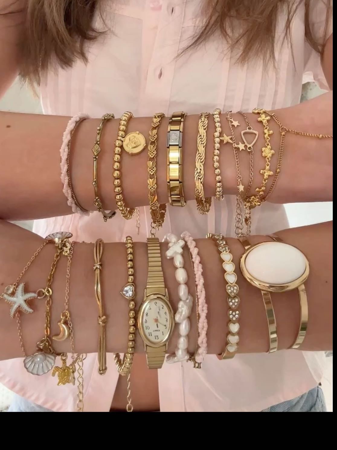 Muchas pulseras - (y que suenen al mover los brazos) sólo la gente que cuida de su aspecto tiene estas cosas