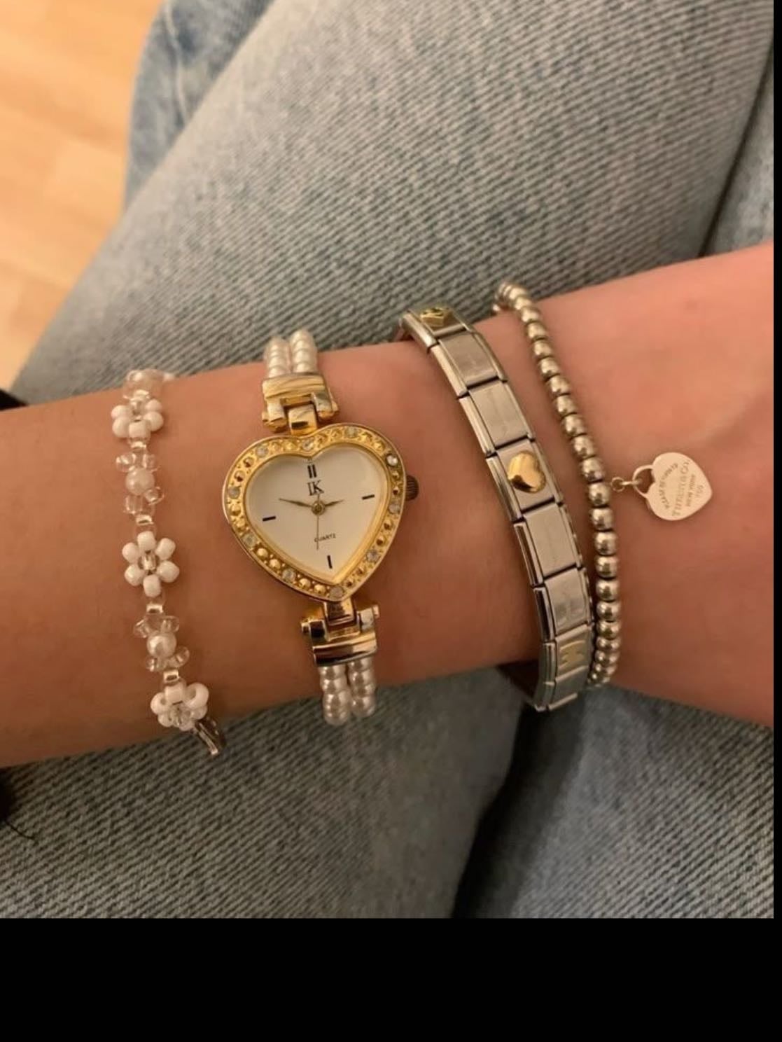 Reloj - y saber dar la hora de este ,son muy delicados y bonitos en las manos de las mujeres