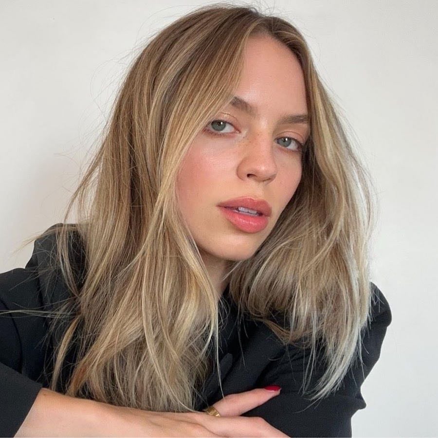 Claudia Sulewski - YouTube