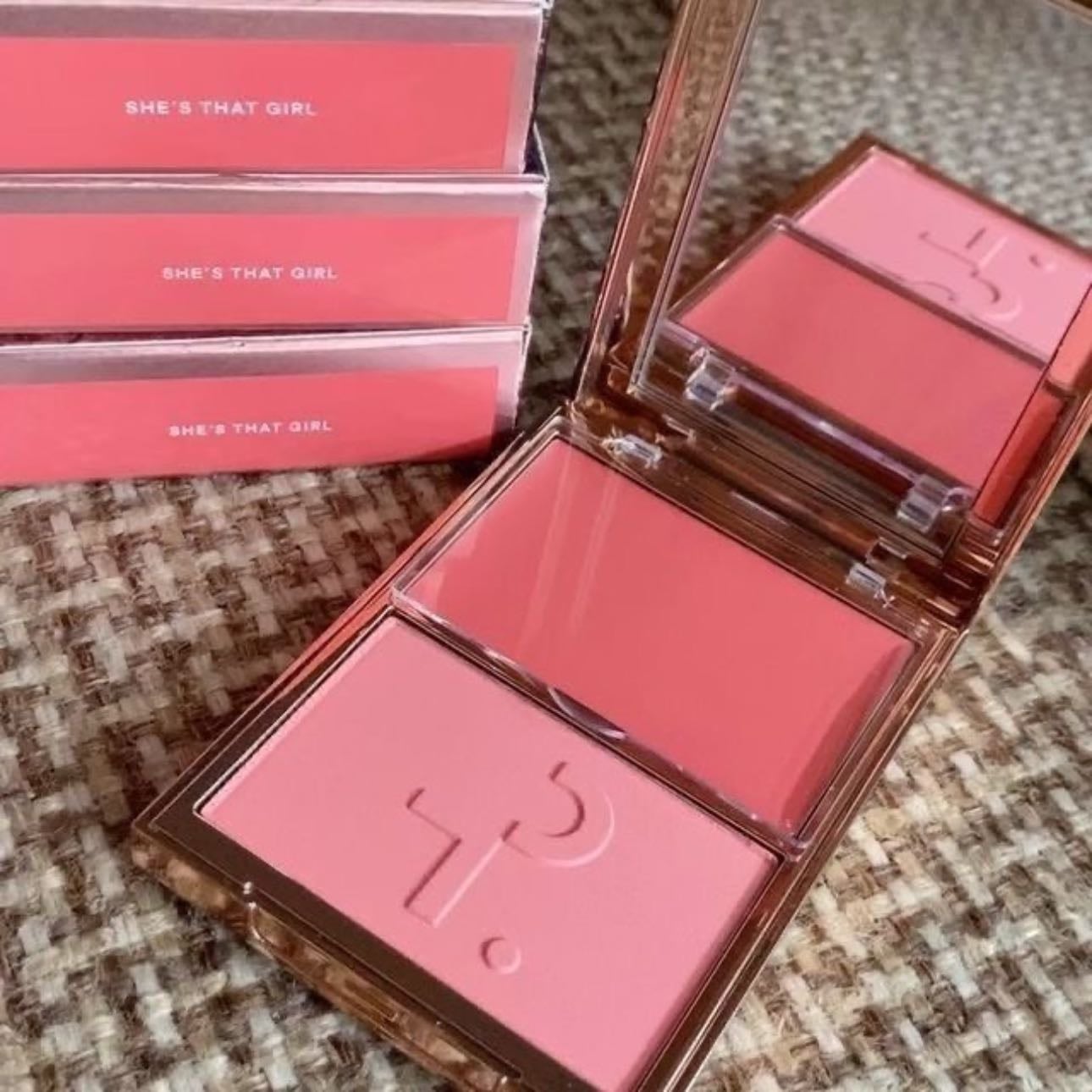 patrickTa blush - Queda hermoso en la piel, te spr recomiendo que sigas la técnica de patrick , queda wow, si te gustan los tonos rosas te recomiendo el shade “she’s that girl”, si te gustan los tonos más anaranjados te recomiendo “she’s blushing”.
