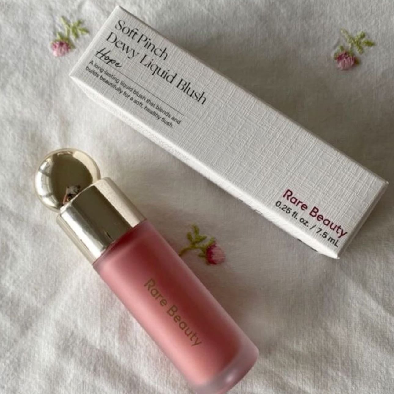 rare beauty liquid blush - Dura un montón, se difumina fácil y los tonos están hermosos, te spr recomiendo el tono “hope”.