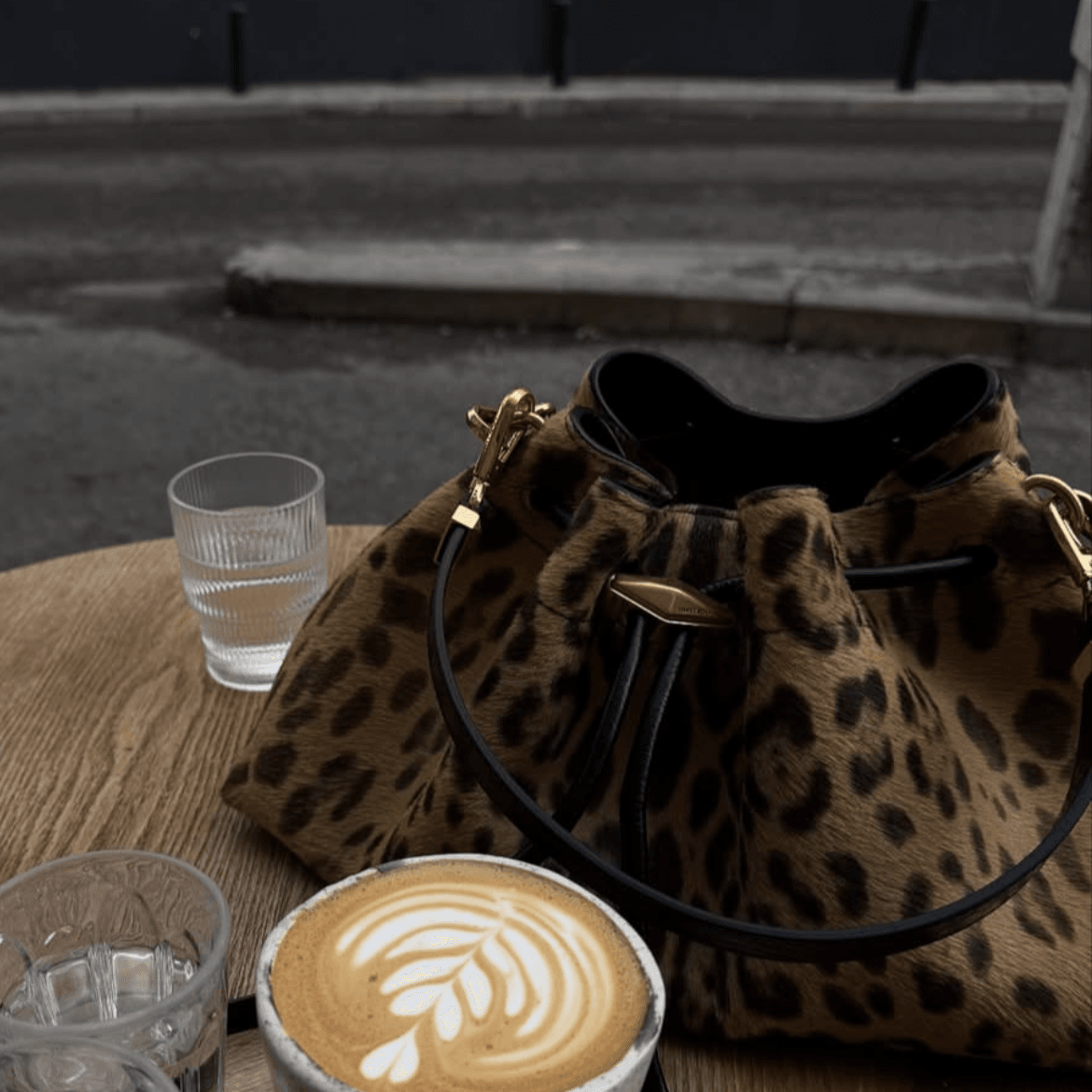 Bolso cinch M NATURAL DORADO - Jimmy Choo