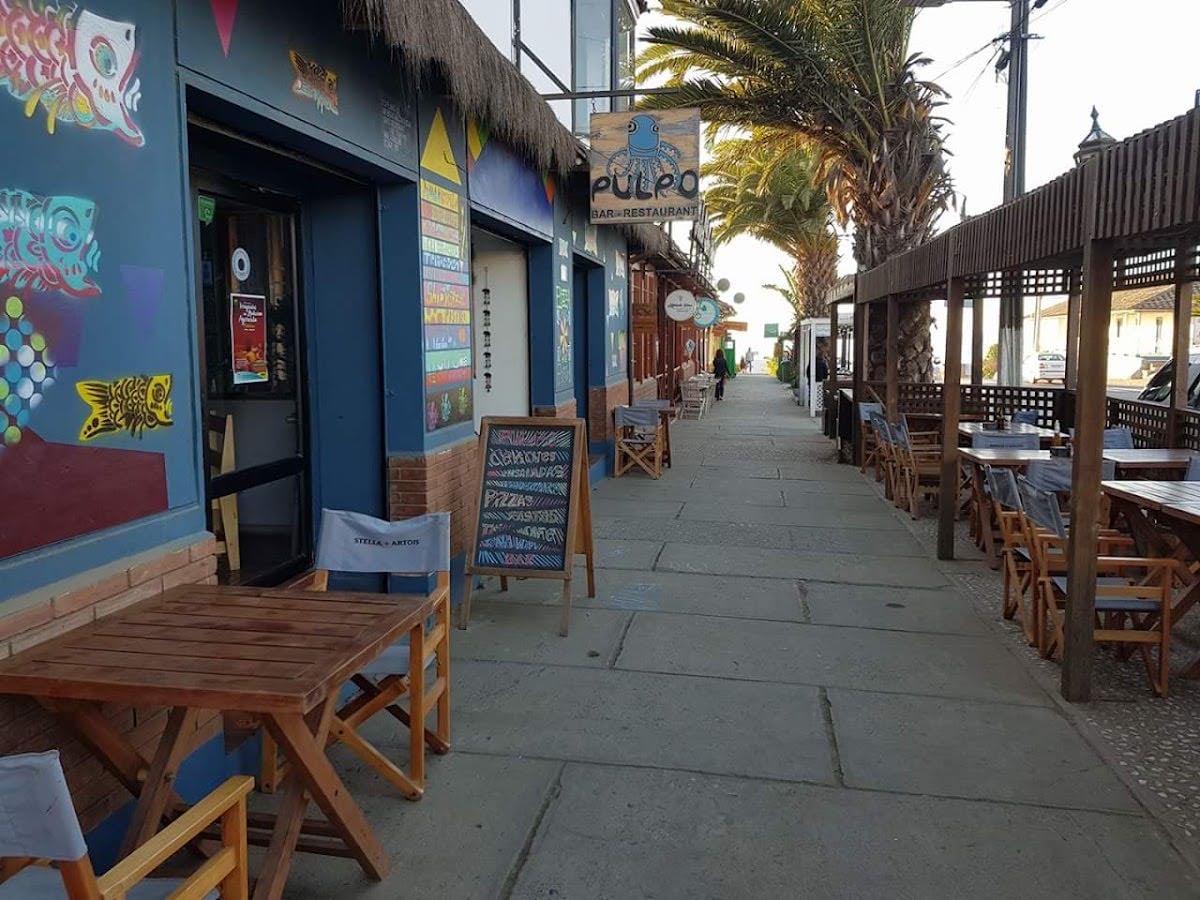 Pulpo Bar Restaurant - Es un clásico de pichilemu también, lo único malo es que se demoran un montón en traer la comida! Hacen shows con música en vivo en verano ☀️