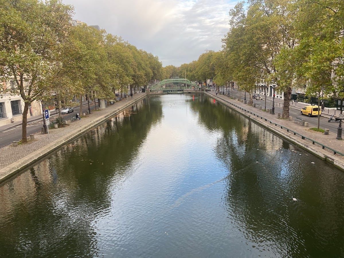 Canal Saint-Martin - Picnic sitting by the quai