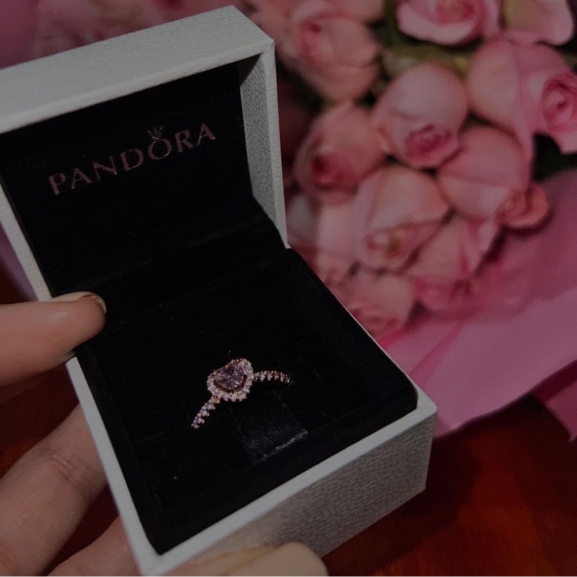 Anillo de promesa - Un anillo de promesa representa varias cosas, una de ellas es cuánto deseas que esa persona sea la persona con la cual te cases. Cambiar ese anillo de promesa a un anillo de compromiso