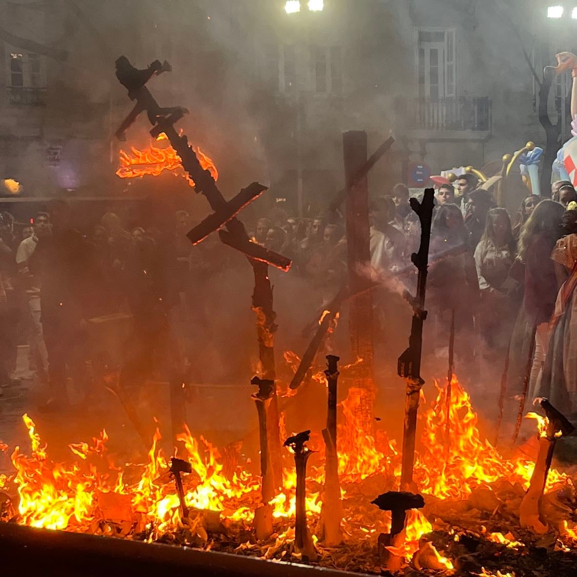Cremà (22:00h) - 22:30h - Falla primer premio de especial; 23:00h - Falla del Ayuntamiento