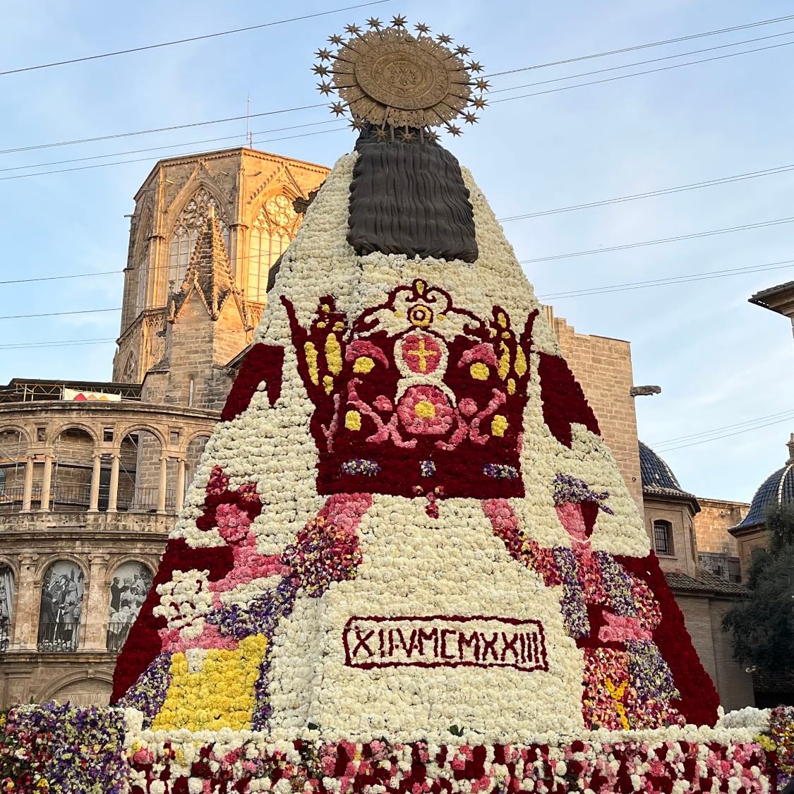Ofrenda (15:30h) - Acércate a ver los preciosos trajes valencianos mientras recorren las calles de Valencia para llevarle flores a la Geperudeta.