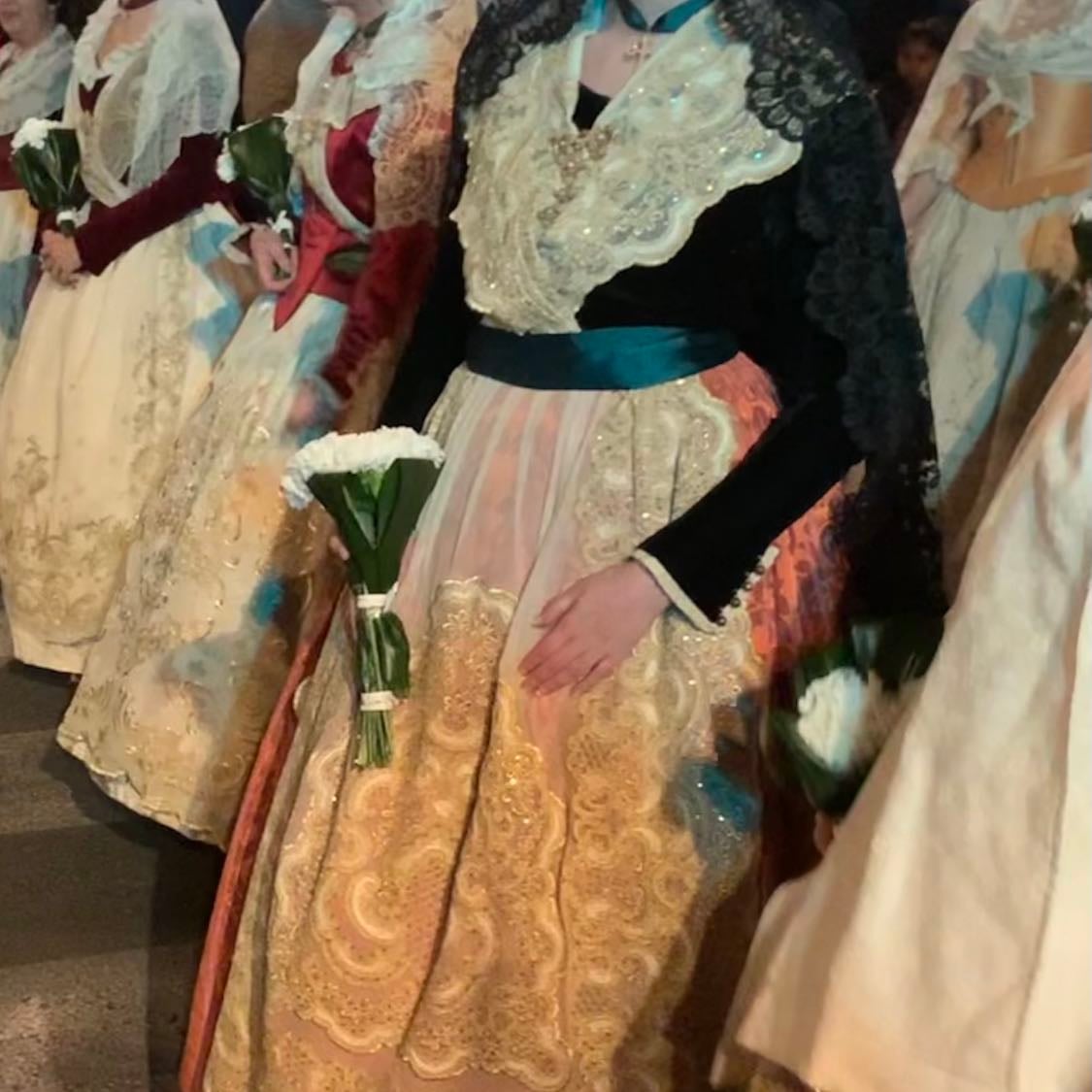Ofrenda (15:30h) - Acércate a ver los preciosos trajes valencianos mientras recorren las calles de Valencia para llevarle flores a la Geperudeta.