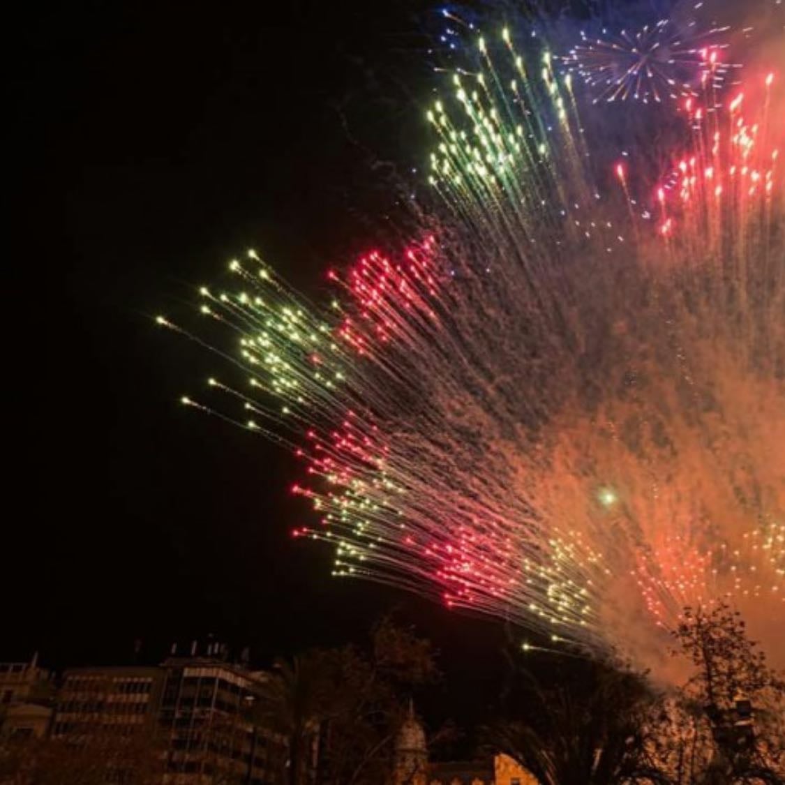 Albà de les Falles (23:59h) - Tradición recuperada en 2016. Fuegos artificiales lanzados desde múltiples fallas.