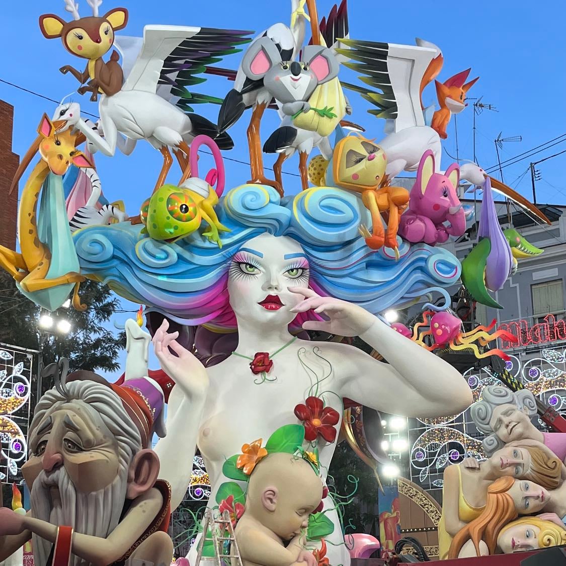 Plantà de todas las fallas (8:00h) - Momento perfecto para ir a verlas ya completas. Sino, se puede ir un par de días antes y habrá un poco menos de gente.