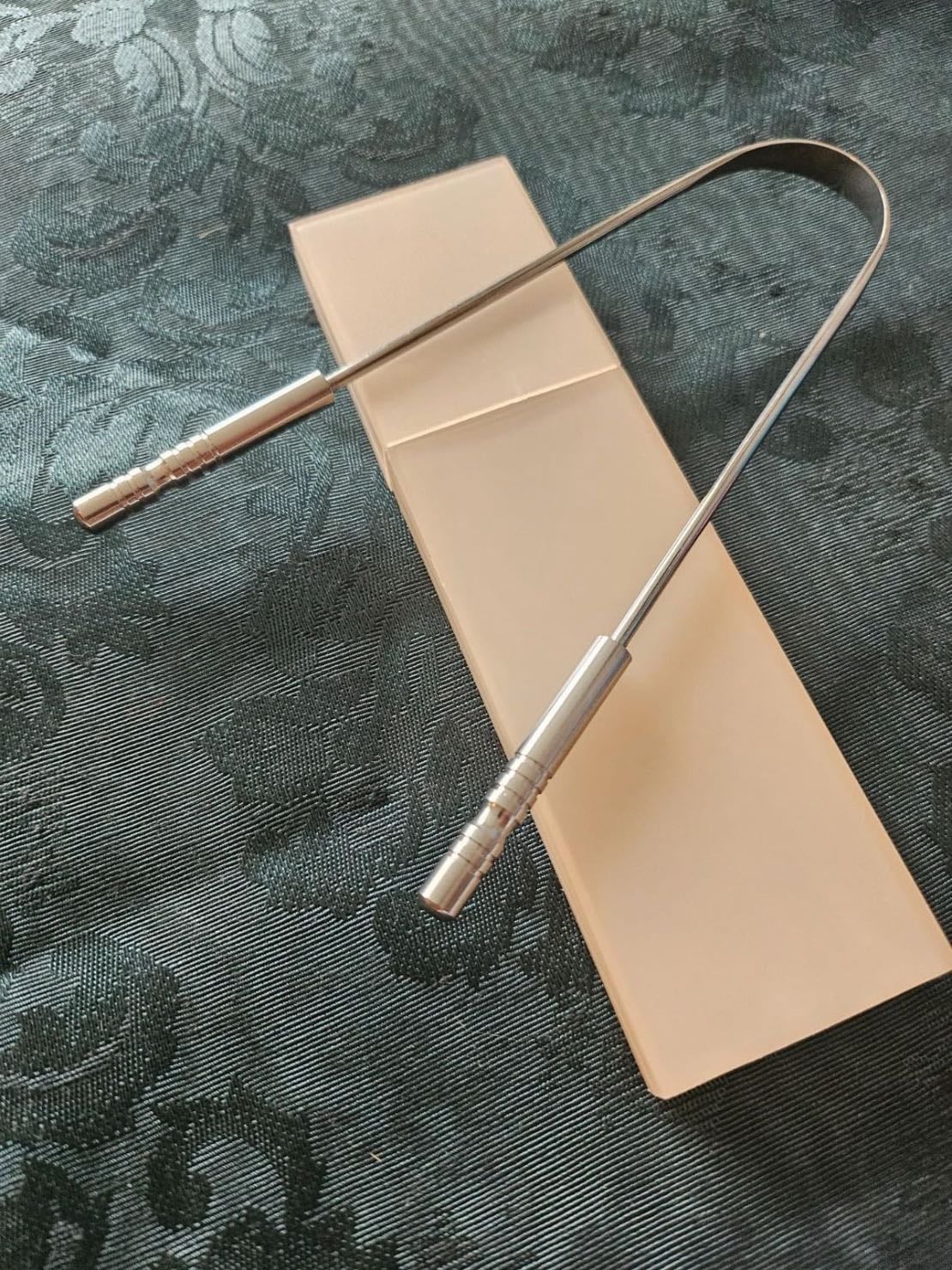 tongue scraper