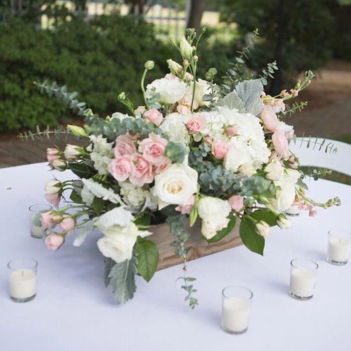 Centros de mesa con flores rosadas - Quiero que hayan 2 o 3 centros en toda la mesa, que tengan flores rosadas y blancas y aparte muchas hojas de eucalipto