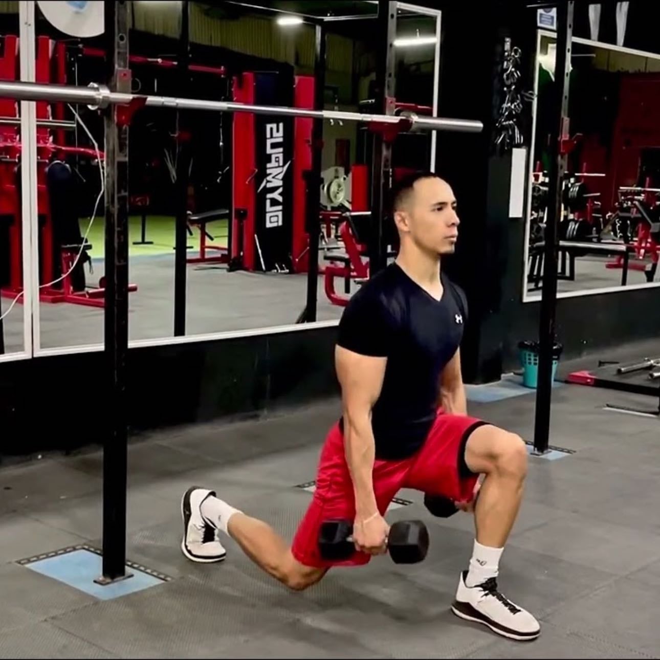 Split squat estático con mancuernas - 3 series por pierna | 10-12 repeticiones | RPE 8