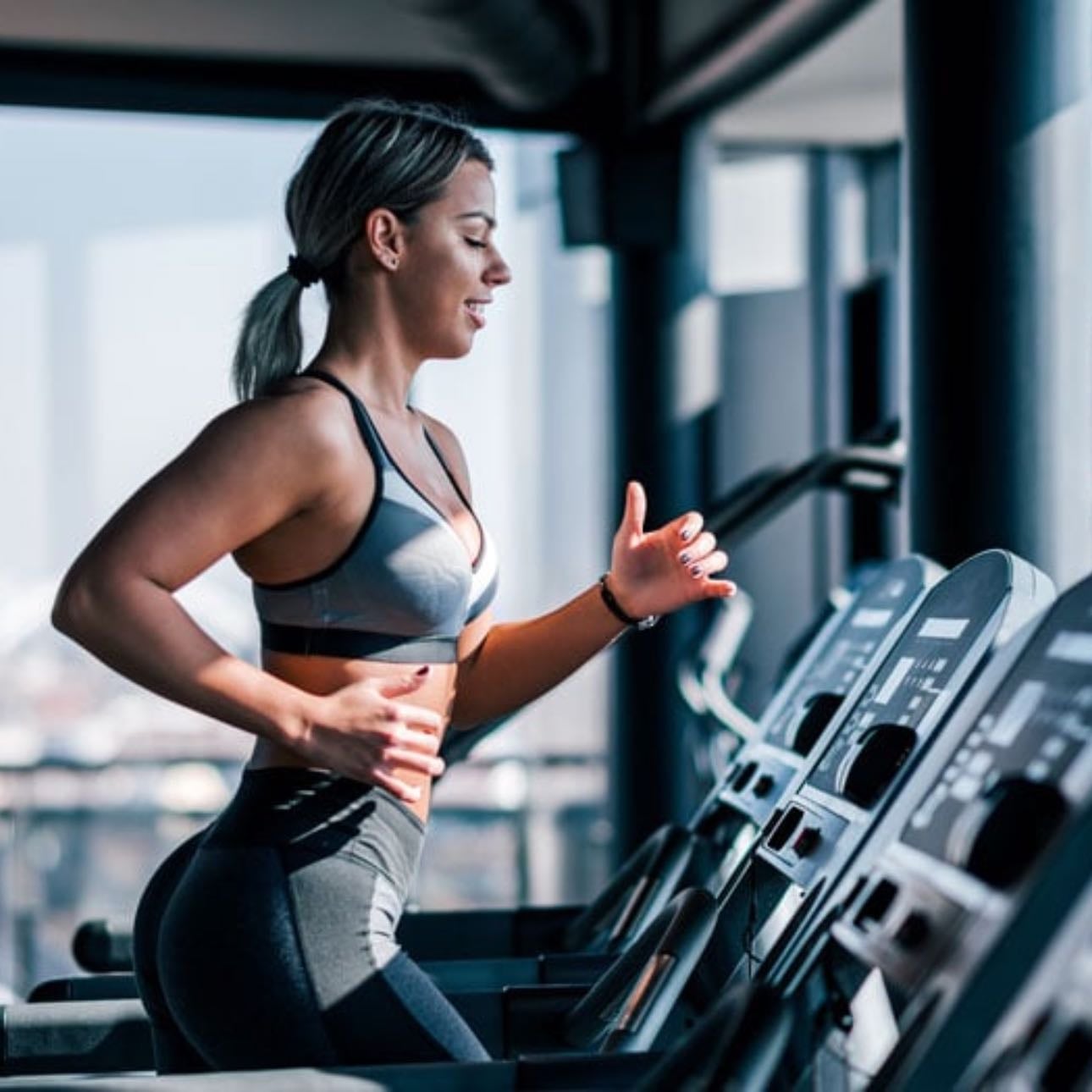 Cardio - 20-30 minutos de caminata inclinada o bicicleta estática a intensidad moderada (RPE 6-7).