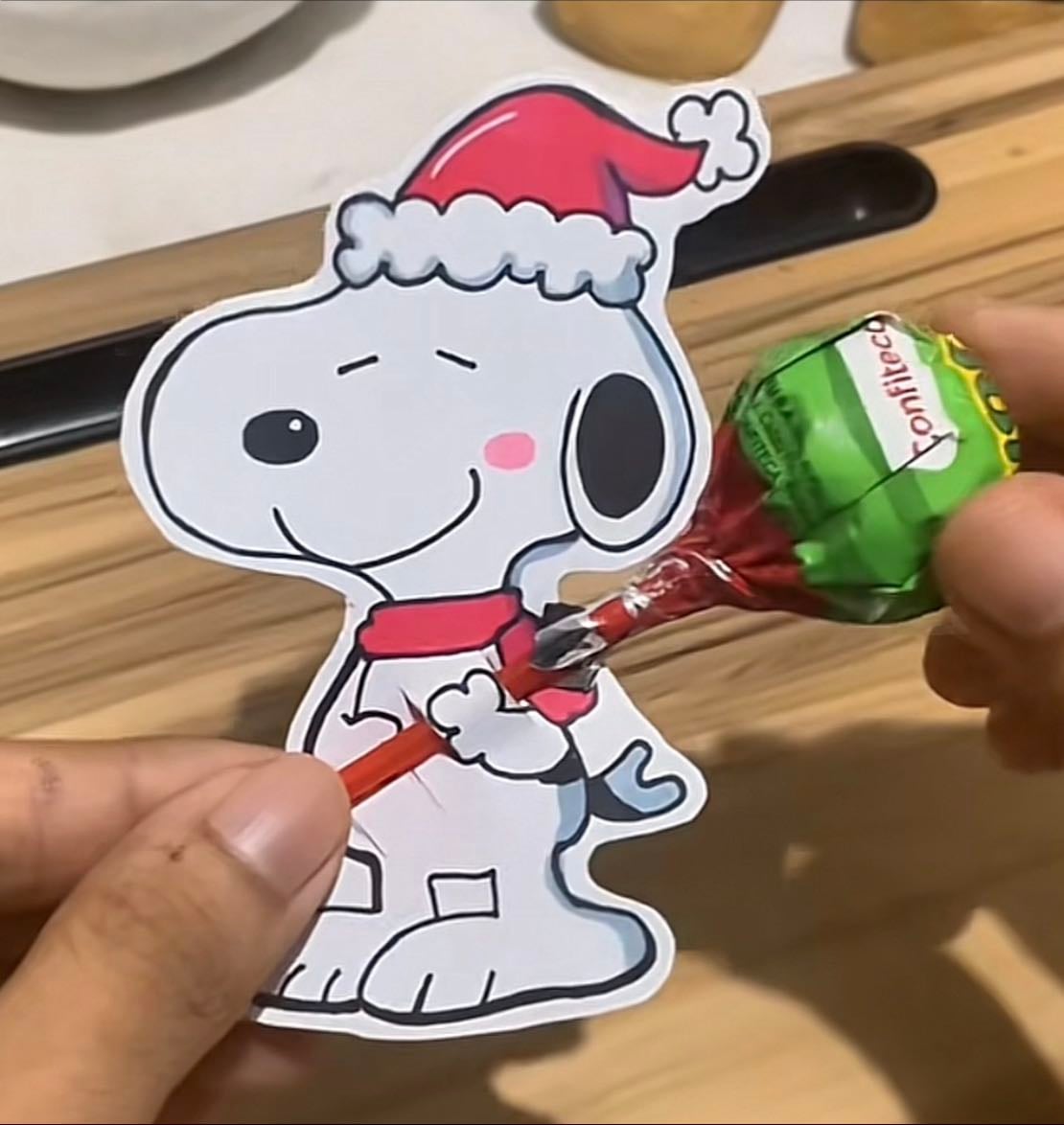 Snoppy de papel con una paleta