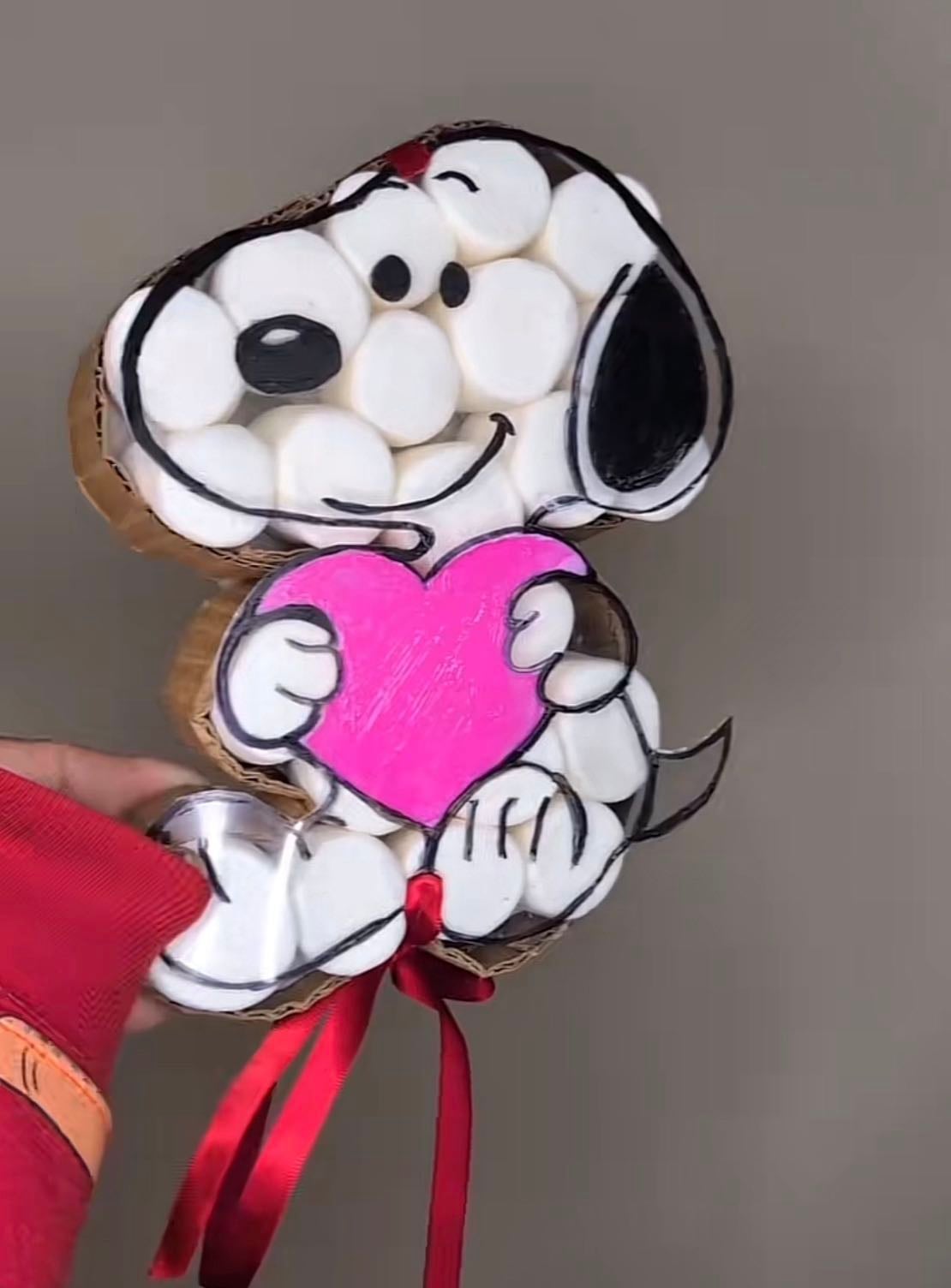 Cajita de Snoppy con bombones adentro