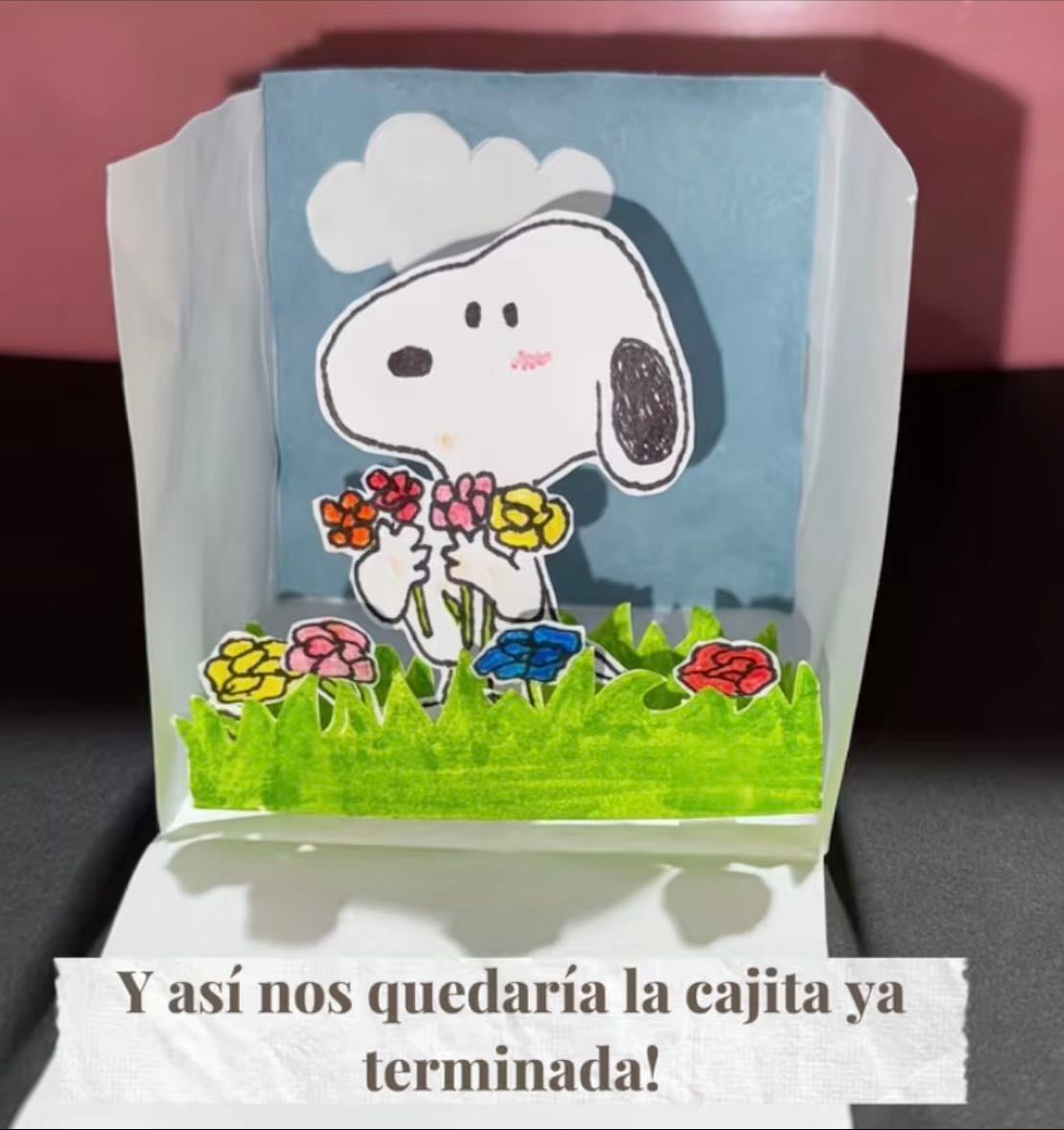 Una cajita de Snoppy de papel