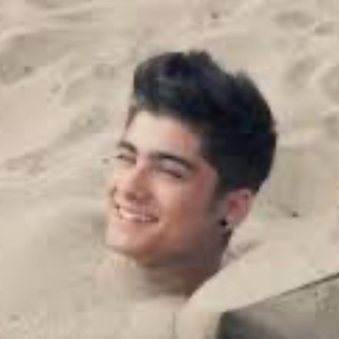 Zayn - Looks like he was having fun at the beach 🏖️