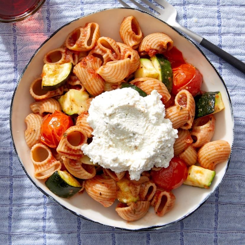 whole grain pasta with tomato sauce & vegetables - 80-100g whole grain noodles, 1 tbsp olive oil, 1 small zucchini, 1 small carrot, 1 small can of tomato paste, 1/2 tsp turmeric