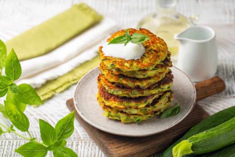 zucchini-carrot-pancake with curd dip - 1 small zucchini (~150g), 1 carrot, 1 egg, 2 tbsp oats, salt, pepper, 1 tsp oil
dip: 100g low-fat curd cheese, 1 tsp lemon juice, parsley, chives, salt, pepper