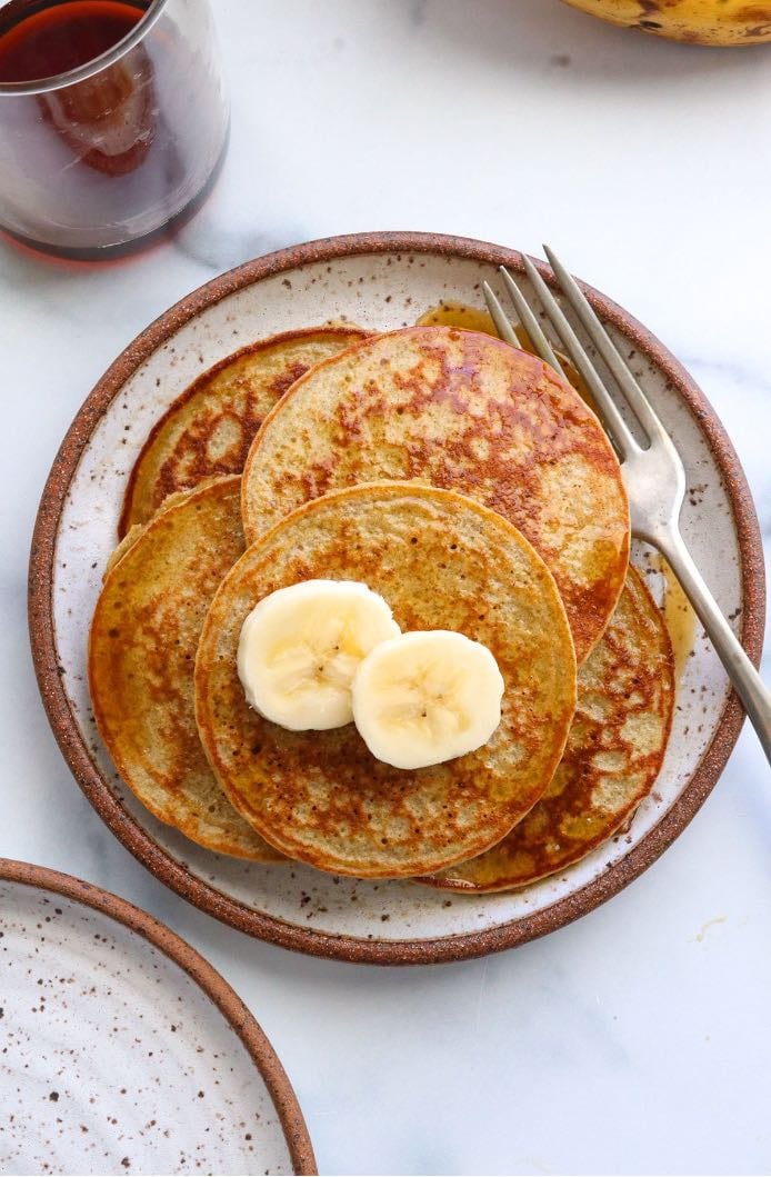 banana-egg-pancakes - 1 banana, 2 eggs, 1/2 tsp cinnamon, 1 tsp coconut oil or butter, (optional: 1 handful berries)