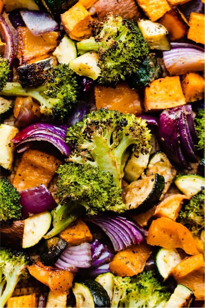 sweet-potato-oven-pan with vegetables - 200g sweet potato, 1/2 bell pepper, 1/2 zucchini, 1 small carrot, 1/2 red onion, 1 tbsp olive oil, rosemary, salt, pepper, (optional: 50g feta)