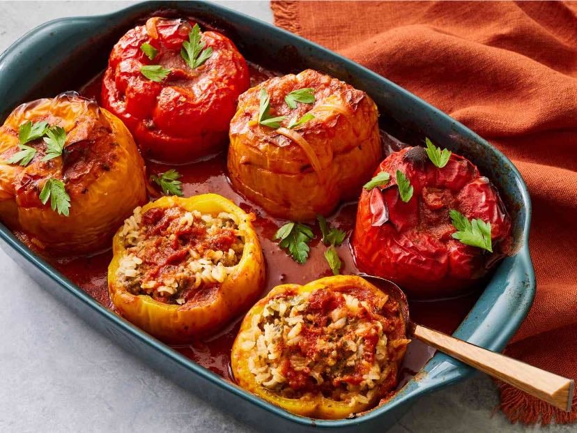 loaded paprika with minced meat - 1 big paprika, 100g minced meat, 1/2 onion, 1 tsp tomato paste, 1 tsp tomato paste, 1 tsp oil, salt, pepper, paprika powder, oregano