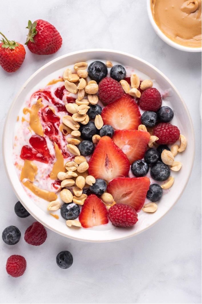 yoghurt bowl with fresh fruits and nuts - 200g natural unsweetened yogurt, 1 banana, 50g berries, 1 tbsp almonds or chia seeds, 1/2 tsp cinnamon