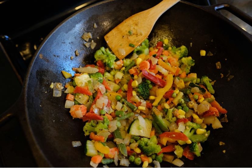 vegetable-pan with organic rice - 60g organic rice (uncooked) 1/2 bell pepper, 1/2 zucchini, 1/2 onion, 1 handful frozen peas (~50g), 1 tsp oil, salt, pepper, curry