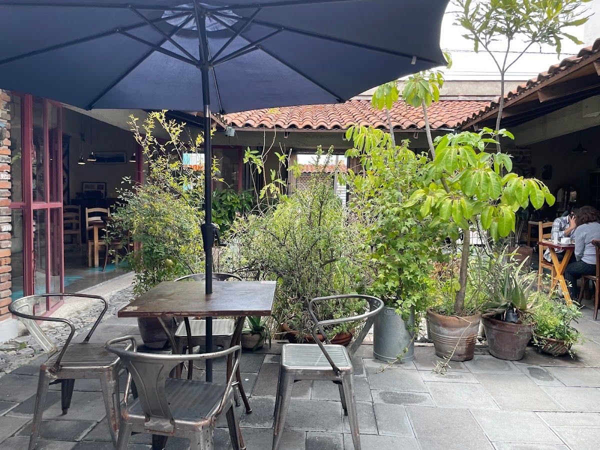 Mostovoi - Una mezcla entre cafeterĂa y restaurante, pero sin duda sus cuernitos rellenos son top