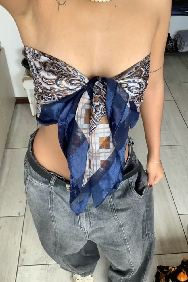 #4 - top feito com lenço e uma calça jeans básica