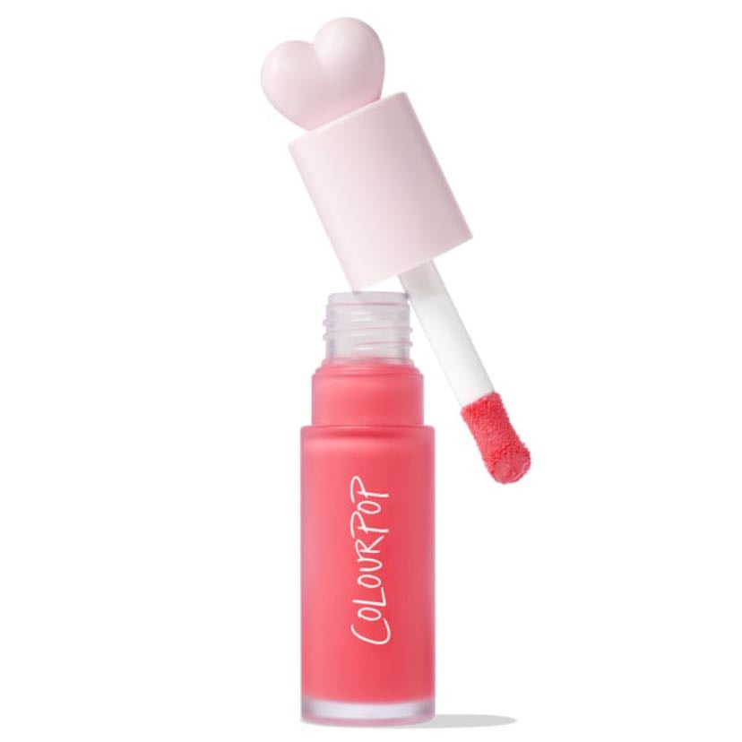 Colourpop - Este blush es súper hermoso. Yo lo tengo en tono de “She's Cute” es muy bueno. Pinta muy bien. Solo con un poquito ya tienes para dos mejillas. Si quieres comprar el blush de rare beauty pero no tienes dinero para comprarlo, este es casi igual de rare beauty.