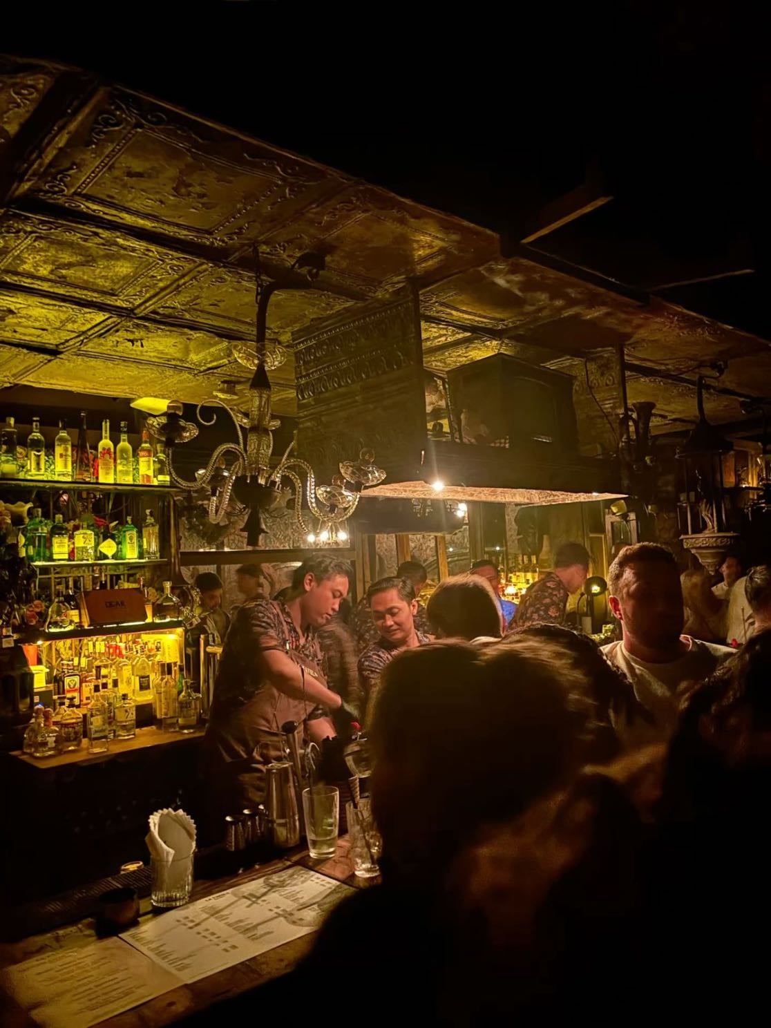 bar - ir a un pub acá mamón o un clandestino nomás tengan cuidado
