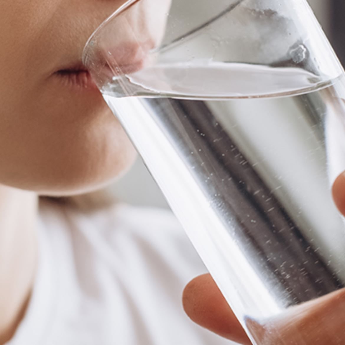 Drinking water - Drinking water, I always thought that it was something really simple, that I should not do it every time. But now, I constantly drink water whenever I can. And also, every morning, I take really hot water to relax my body. I do it right after waking up without waiting. It helps me feel more awake and ready to start the day. I’ve noticed that staying hydrated gives me more energy and keeps me focused throughout the day. It’s a small habit, but it makes a big difference in how I feel.