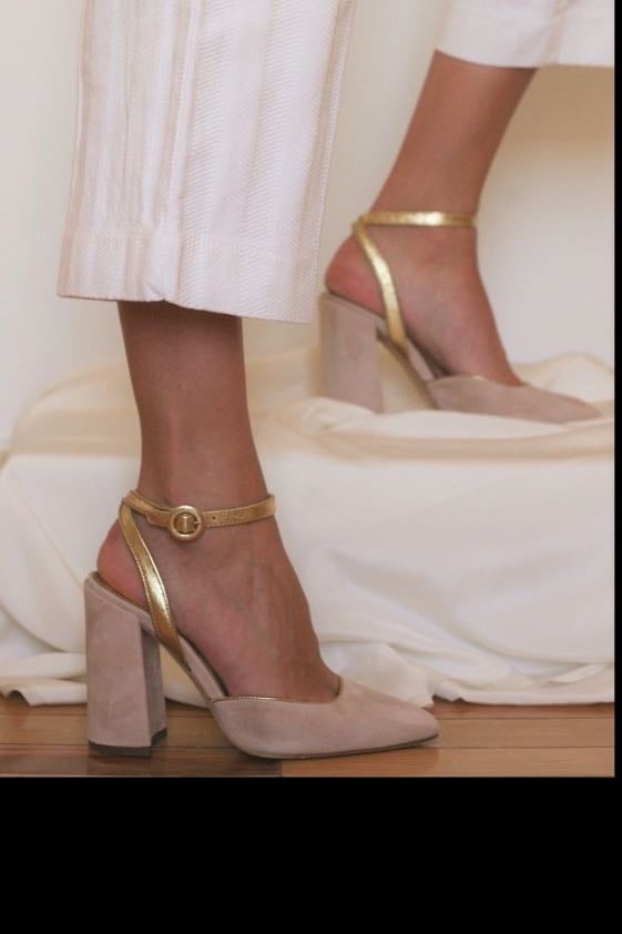 Tacones Nude - Los detalles dorados elevan lo nude!