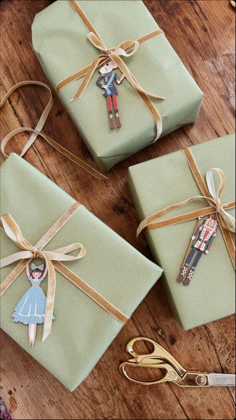 Dulce & Lindo - Papel verde pistache + Listón naranja/dorado + etiqueta Cascanueces ó Bailarina