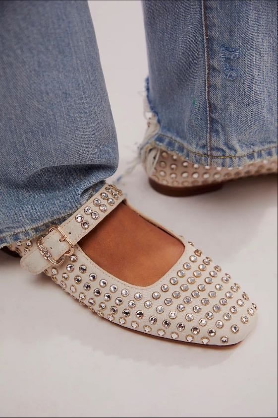 Flats & Tachuelas - Moderno y eleva un Outfit Básico