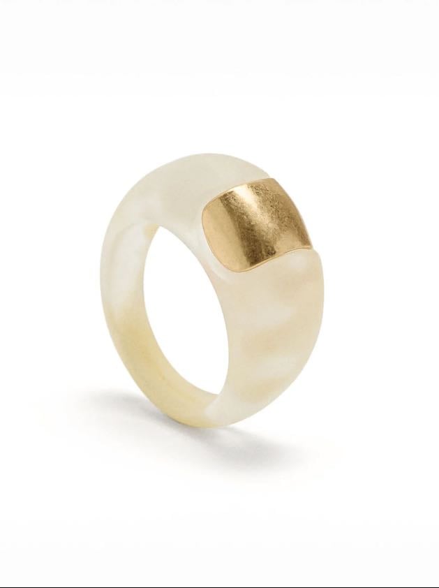 Anillo de resina con detalle - Parfois