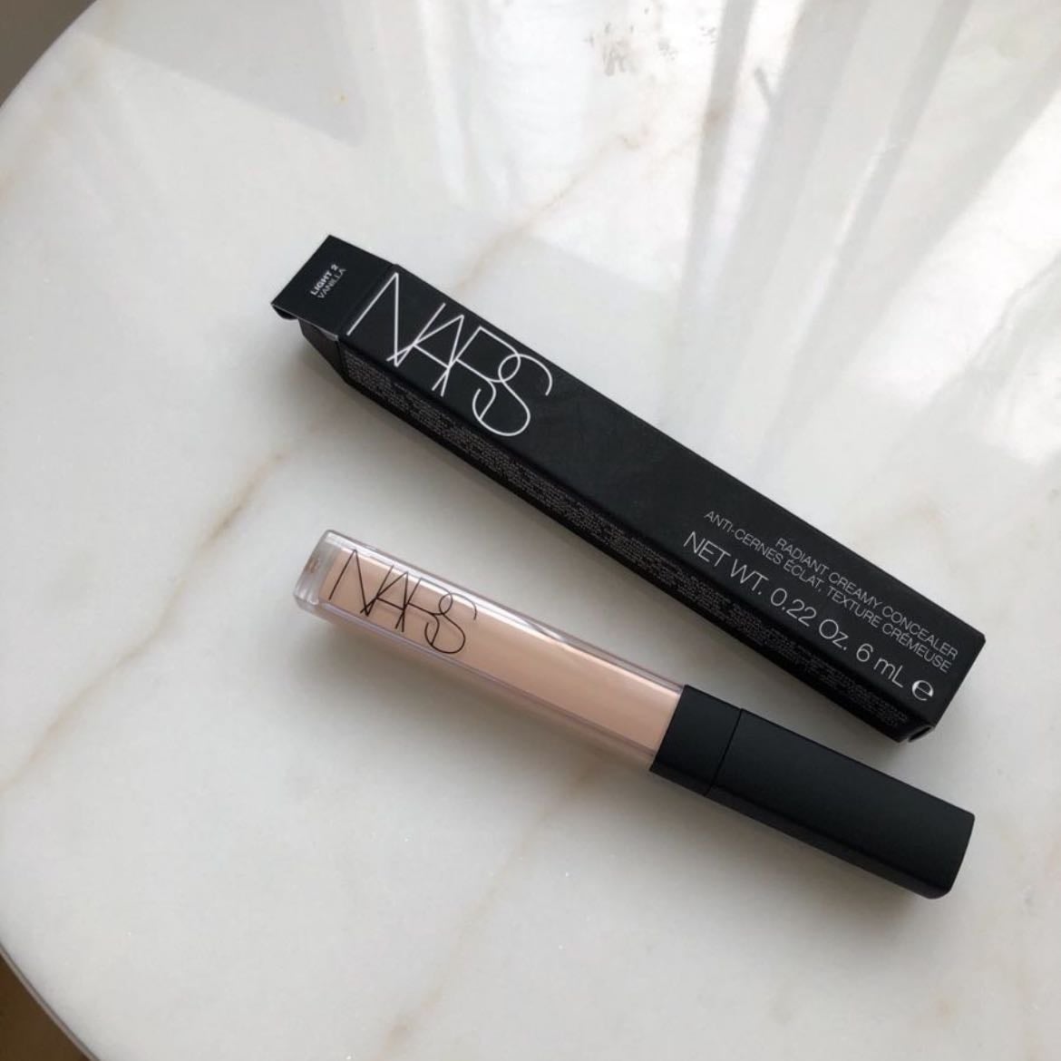 NARS Corrector - NARS Radiant Creamy Concealer ✨ No es seco, ideal para la zona de la ojera. Además te aporta un glow que te hace ver despierta y es súper cremoso 💗