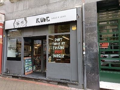 Rude Burger - Es sorprendente lo bien que lo hacen en este local tan pequeñito. The Melt y Trash Rude dignas de probar