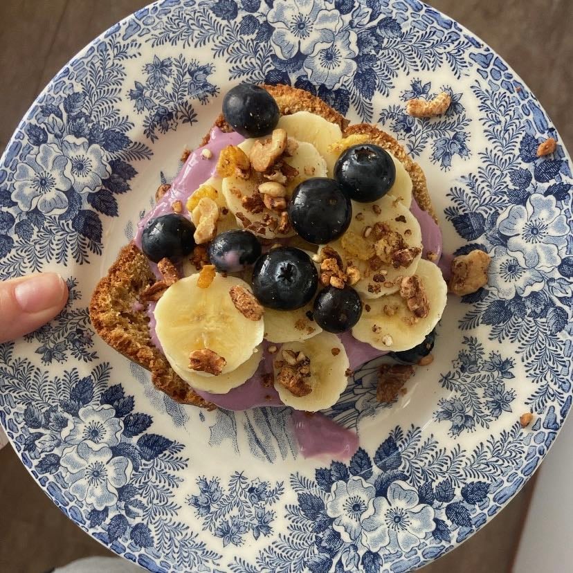 Banana Bread - Con yogurt de arΓ‘ndanos, fruta y granola