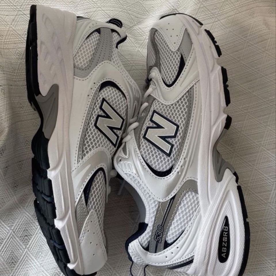 Zapatillas - (De este estilo o unas bΓ‘sicas )